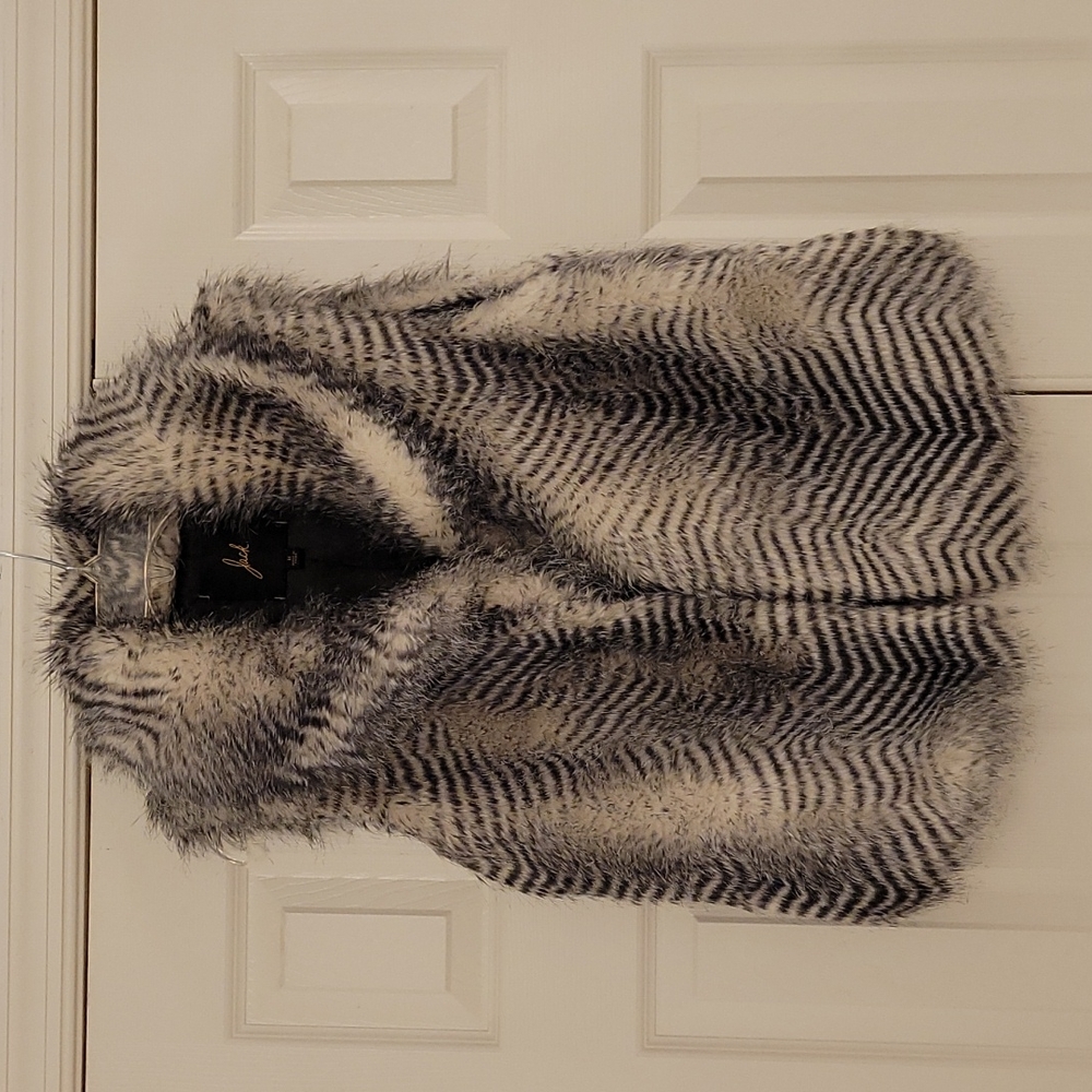 EUC Grey and white Faux fur vest.  Sz. M
